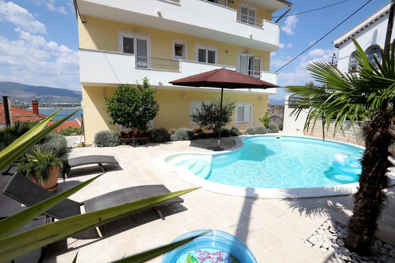 Apartments Sakal Traù Esterno foto