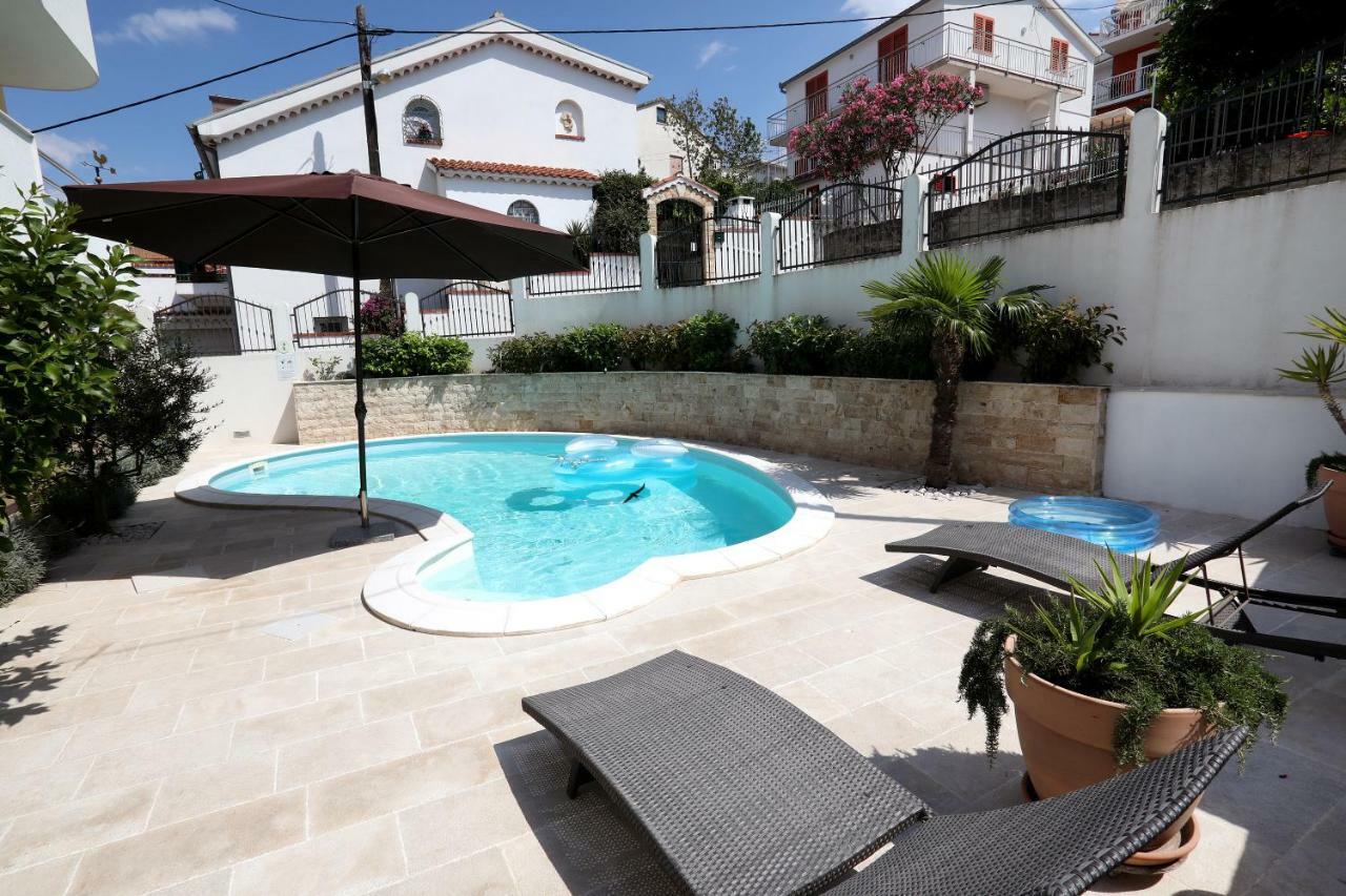 Apartments Sakal Traù Esterno foto