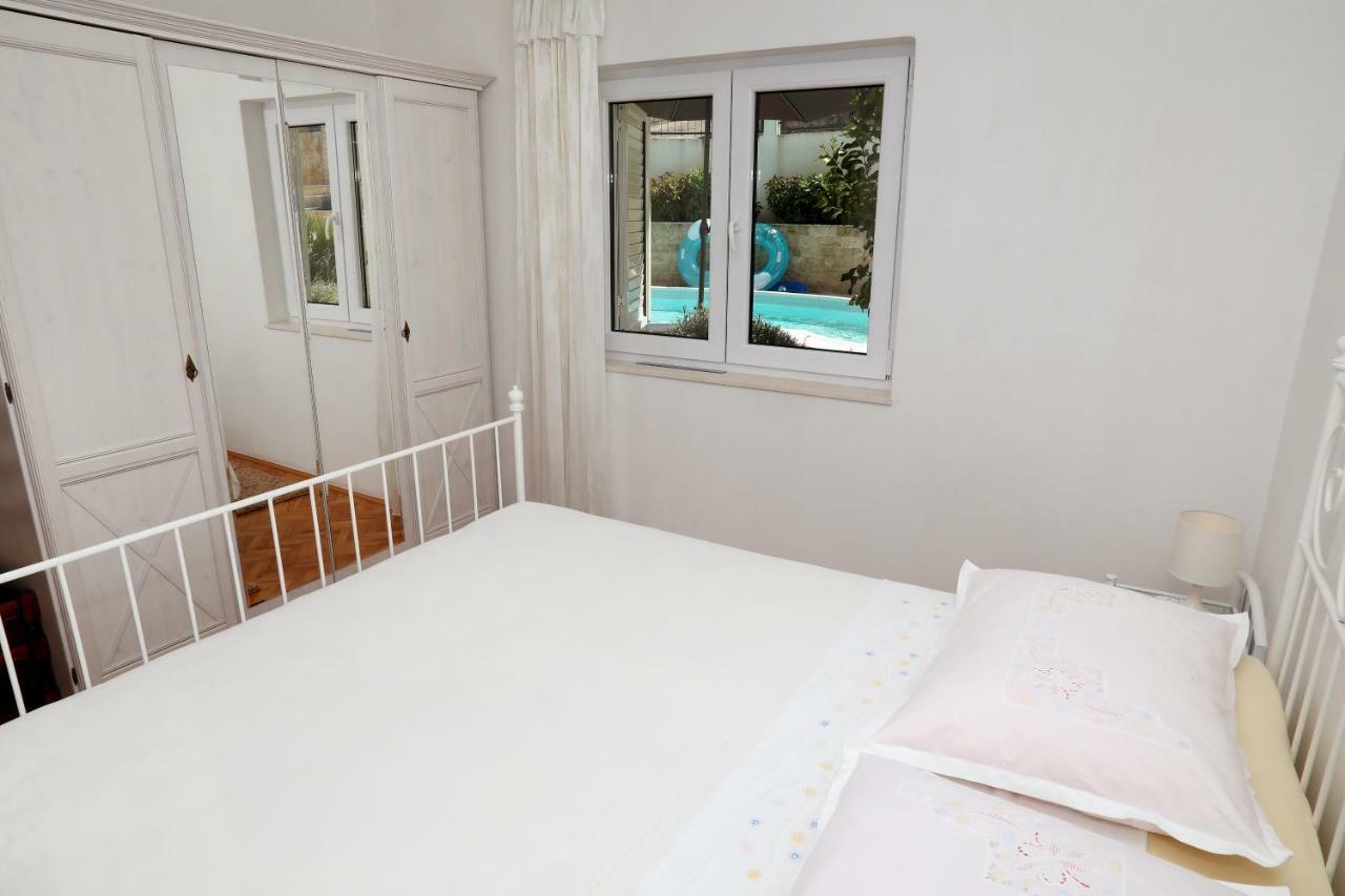 Apartments Sakal Traù Esterno foto