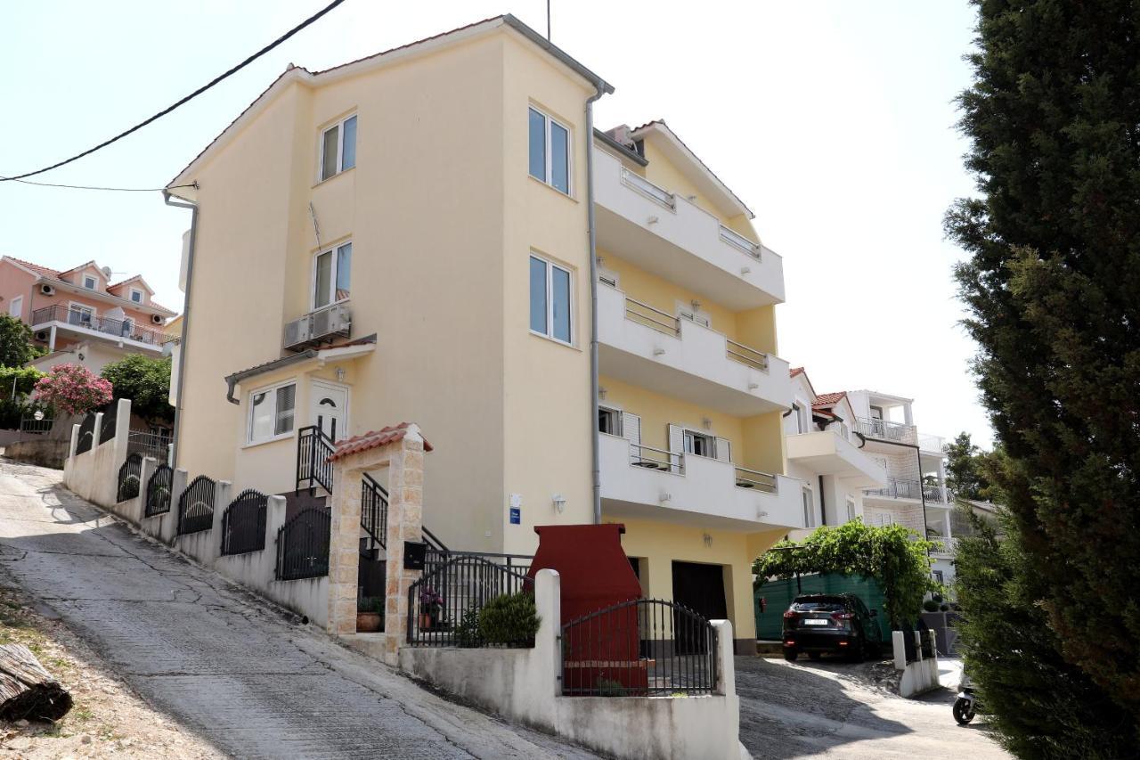 Apartments Sakal Traù Esterno foto